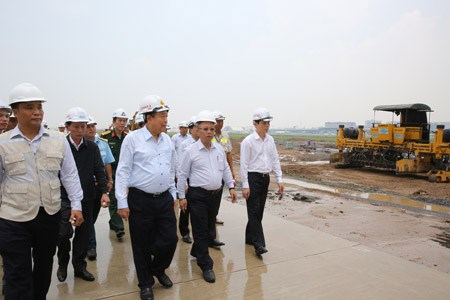 Phó Thủ tướng Thường trực đốc thúc tiến độ cải tạo hai sân bay quan trọng nhất cả nước - ảnh 1